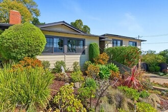 901 Crestview Dr in San Carlos, CA - Building Photo - Building Photo