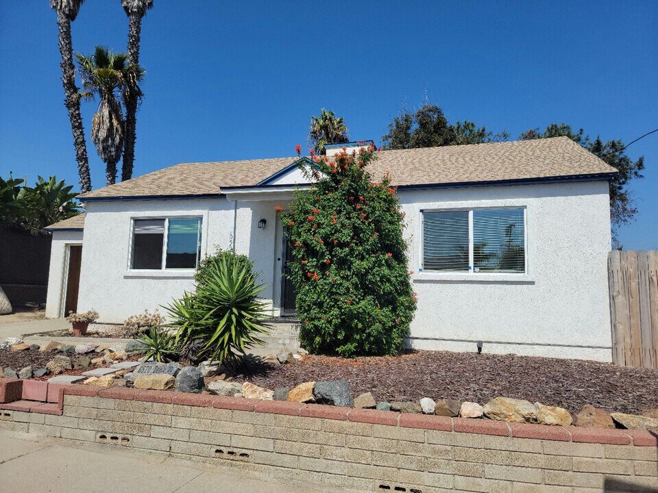 6570 Zena Dr in San Diego, CA - Building Photo