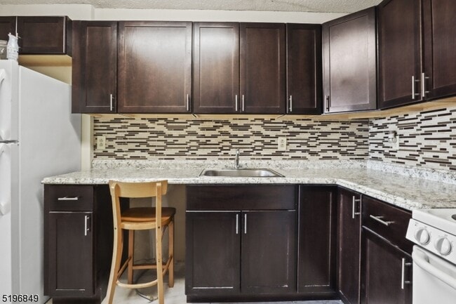 10 N Wood Ave in Linden, NJ - Building Photo - Building Photo