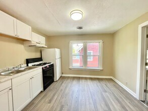 1041 W 10th St-Unit -Unit 2 - Upstairs in Lorain, OH - Building Photo - Building Photo