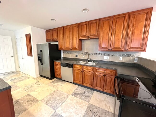 448 N Queen St, Unit 448 N Queen Unit 2 in Lancaster, PA - Building Photo - Building Photo