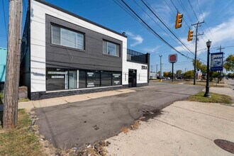 1075 E West Maple Rd in Walled Lake, MI - Building Photo - Building Photo