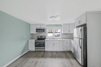 4 Hudson Ave in Sayville, NY - Building Photo - Building Photo