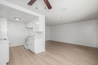 PARKVIEW (Tropic Isle) in Torrance, CA - Building Photo - Interior Photo
