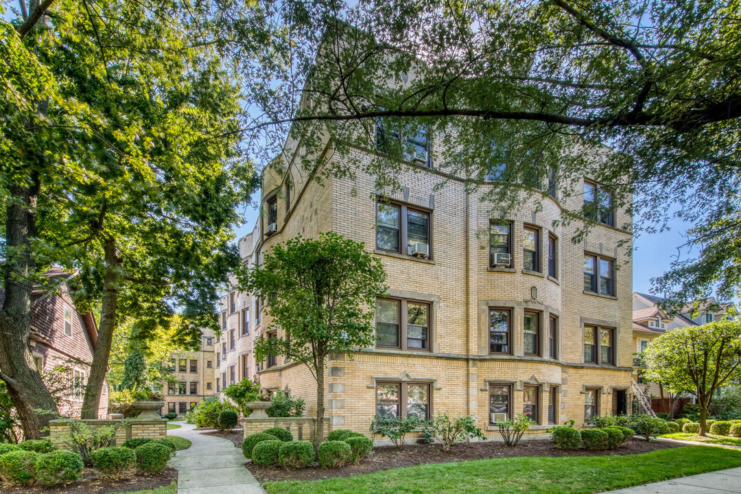 1921 W Estes Ave in Chicago, IL - Building Photo