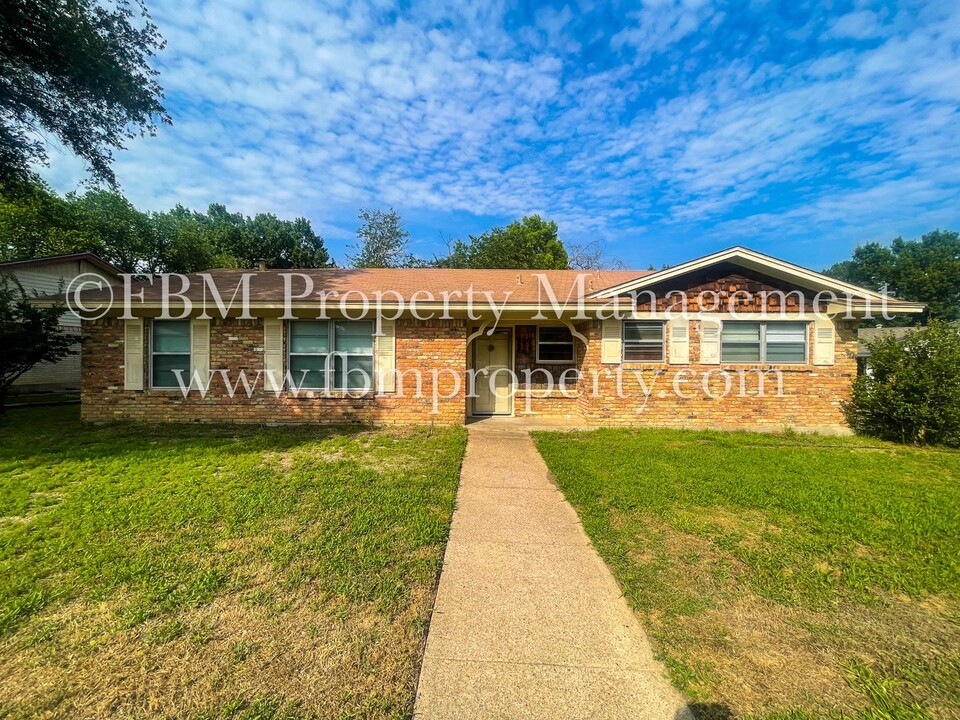 1208 Crest Ridge in Ennis, TX - Building Photo