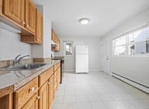 156 Lexington St, Unit #1 in Boston, MA - Foto de edificio - Building Photo