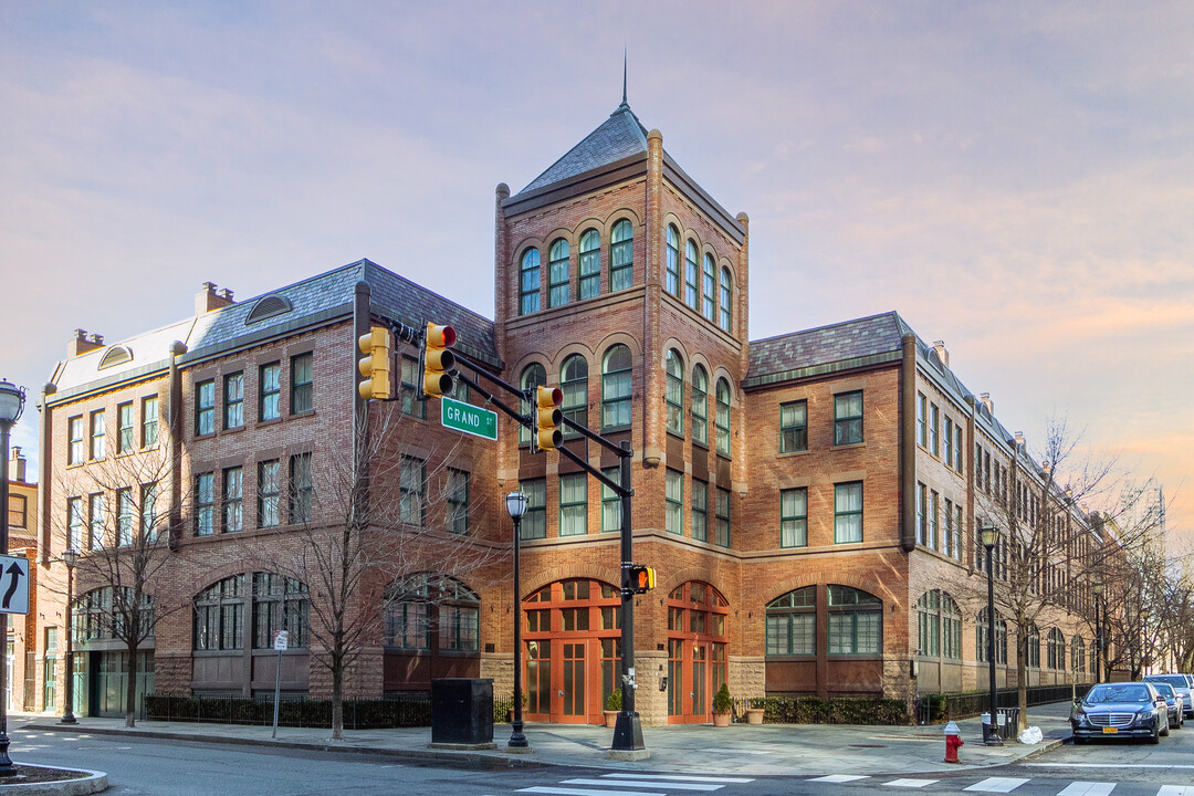 The Grand View in Jersey City, NJ - Building Photo