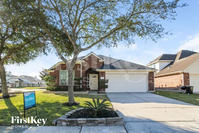 140 Rocky Cove Ln in Dickinson, TX - Building Photo