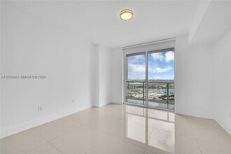 253 NE 2nd St, Unit 2307 in Miami, FL - Building Photo - Building Photo