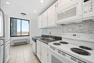 300 Winston Dr, Unit 8th Flr in Cliffside Park, NJ - Building Photo - Building Photo