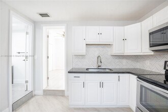 6695 SW 28th St in Miami, FL - Building Photo - Building Photo