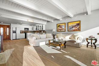 11876 S Beach Club Way in Malibu, CA - Building Photo - Building Photo