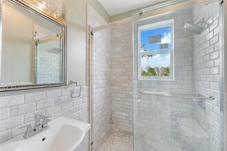 1320 Drexel Ave, Unit 303 in Miami Beach, FL - Foto de edificio - Building Photo