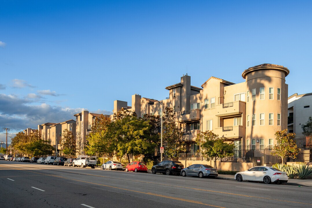 Glenoaks Villas in Sun Valley, CA - Building Photo