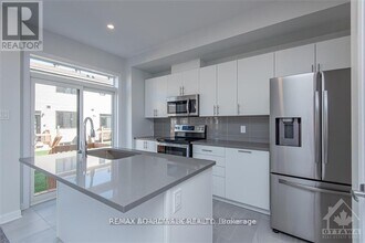 813 Dynasty St in Ottawa, ON - Building Photo - Building Photo