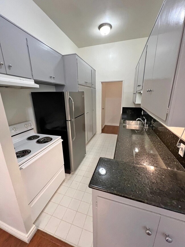 11936 Darlington Ave, Unit 102 in Los Angeles, CA - Foto de edificio - Building Photo