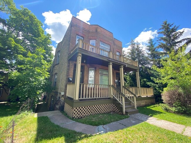 property at 922 E 5th St