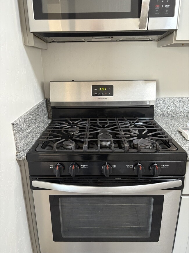 property at 939a E Divisadero St