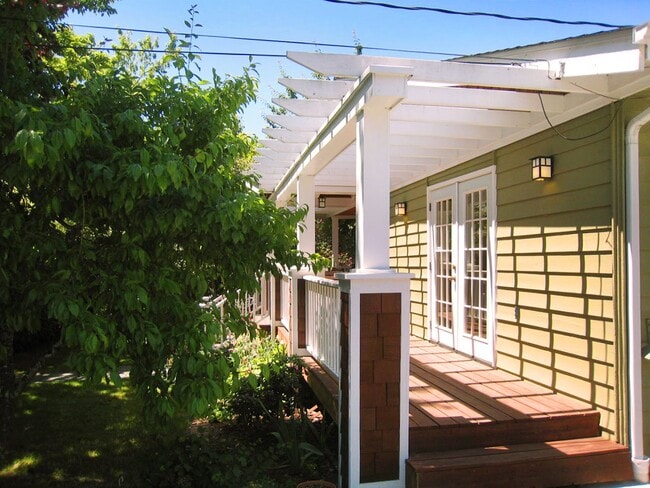3826 NE 120th St in Seattle, WA - Building Photo - Building Photo