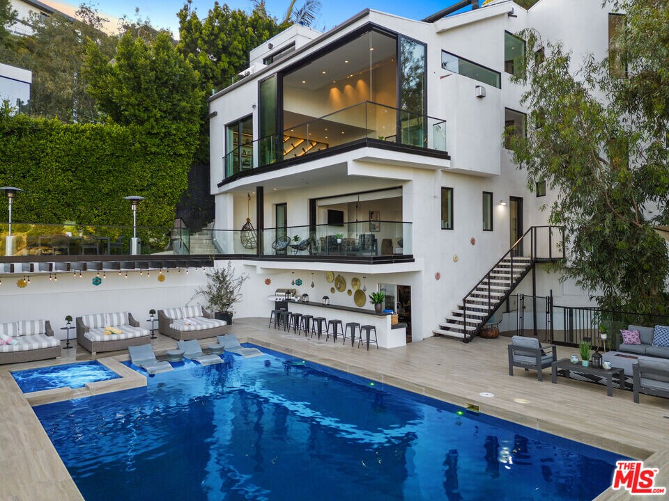 8514 Franklin Ave in Los Angeles, CA - Building Photo