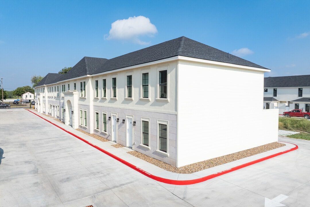 Palm Court Townhomes in Harlingen, TX - Building Photo