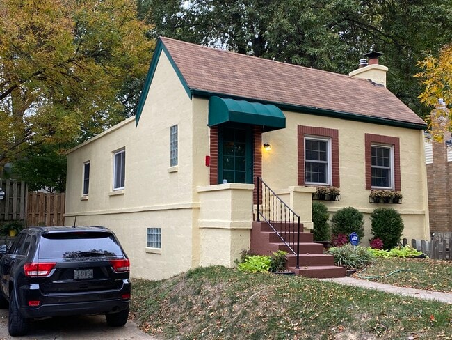 8751 White Ave in Brentwood, MO - Building Photo - Building Photo