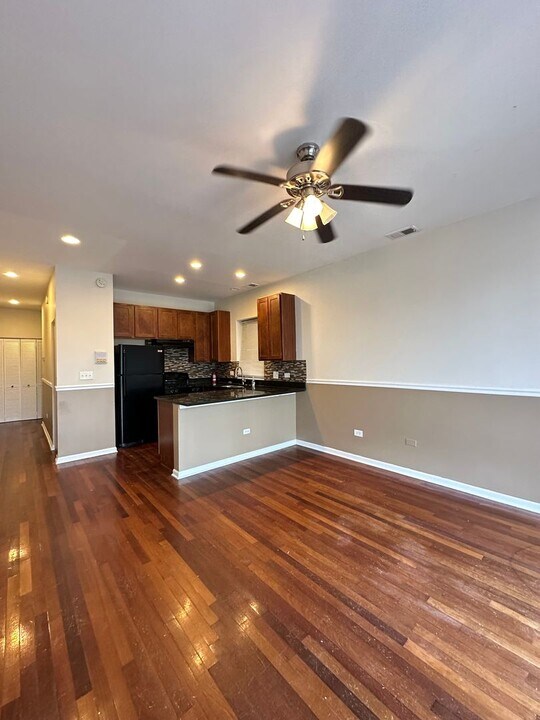 7654 S Colfax Ave in Chicago, IL - Building Photo