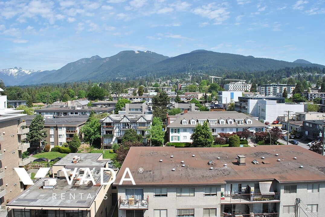 120 16th St W in North Vancouver, BC - Building Photo