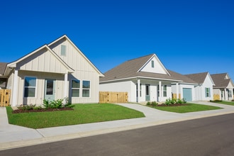 Cypress Point Cottages in Gonzales, LA - Building Photo - Building Photo
