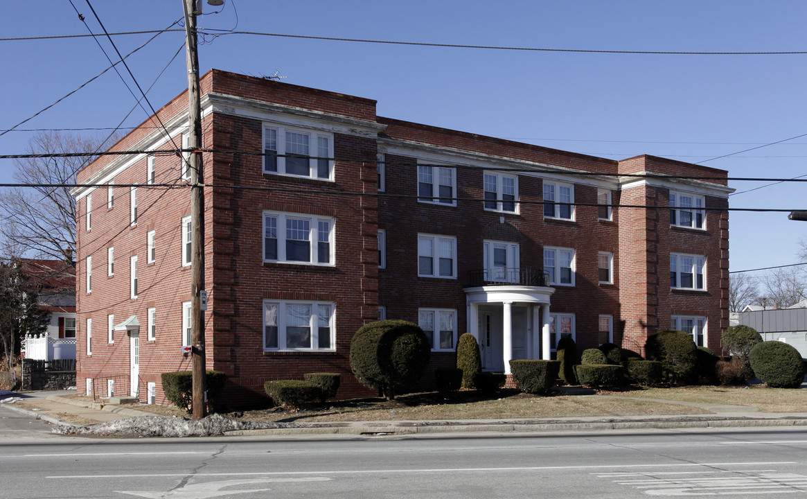 501 Reservoir Ave in Cranston, RI - Building Photo