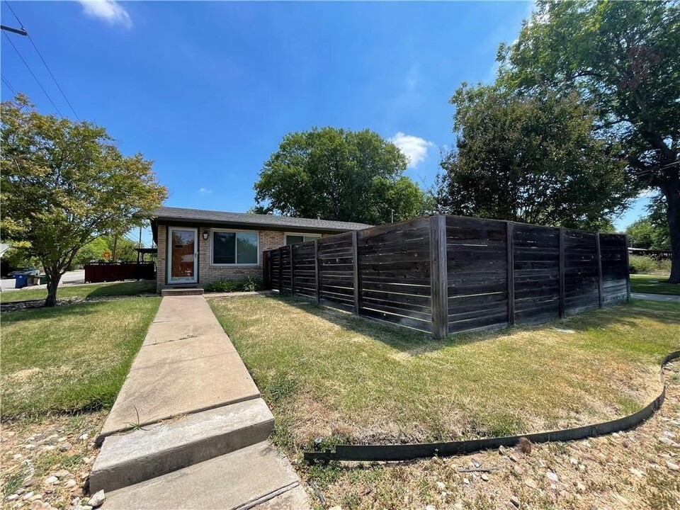 1718 W St Johns Ave in Austin, TX - Building Photo