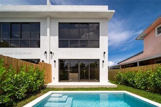 2710 SW 34th Ave in Miami, FL - Building Photo - Building Photo