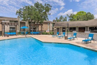 Oak Run Manor Apartments in Pasadena, TX - Building Photo - Building Photo