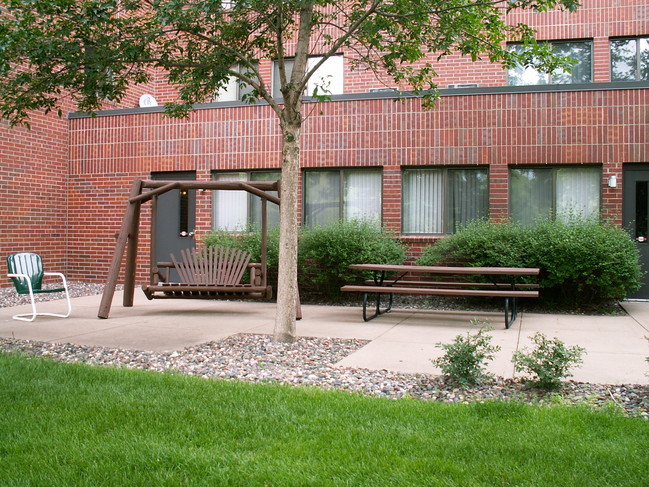 Bridge Square Apartments in Anoka, MN - Foto de edificio - Building Photo