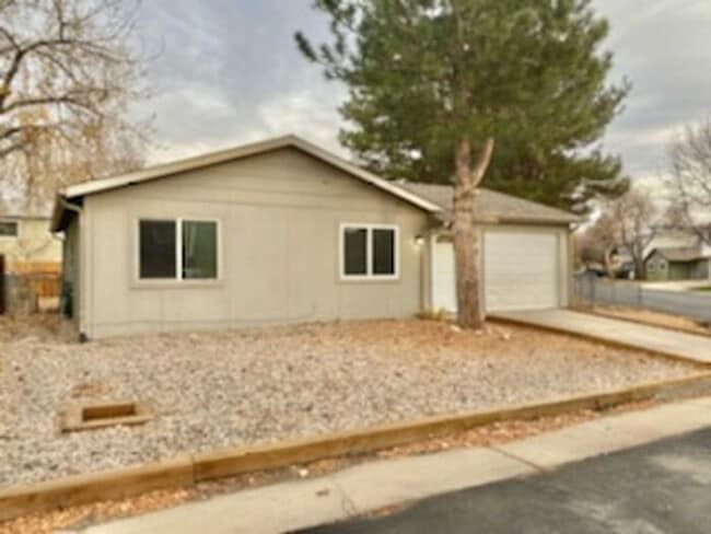 property at 818 Tracey Pkwy