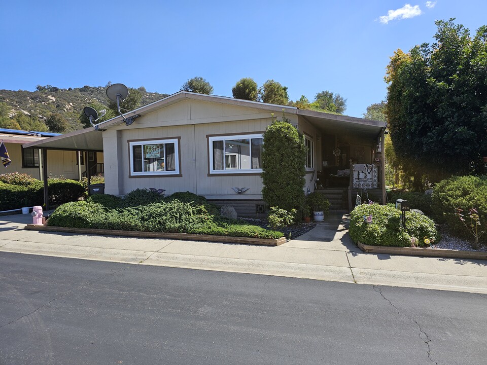 8975 Lawrence Welk Dr in Escondido, CA - Building Photo