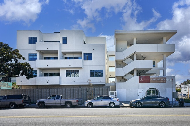 2600 S Catalina St in Los Angeles, CA - Foto de edificio - Building Photo