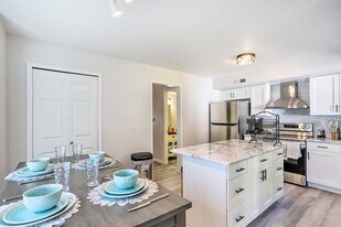 6832 Woodmeadow Dr in Toledo, OH - Building Photo