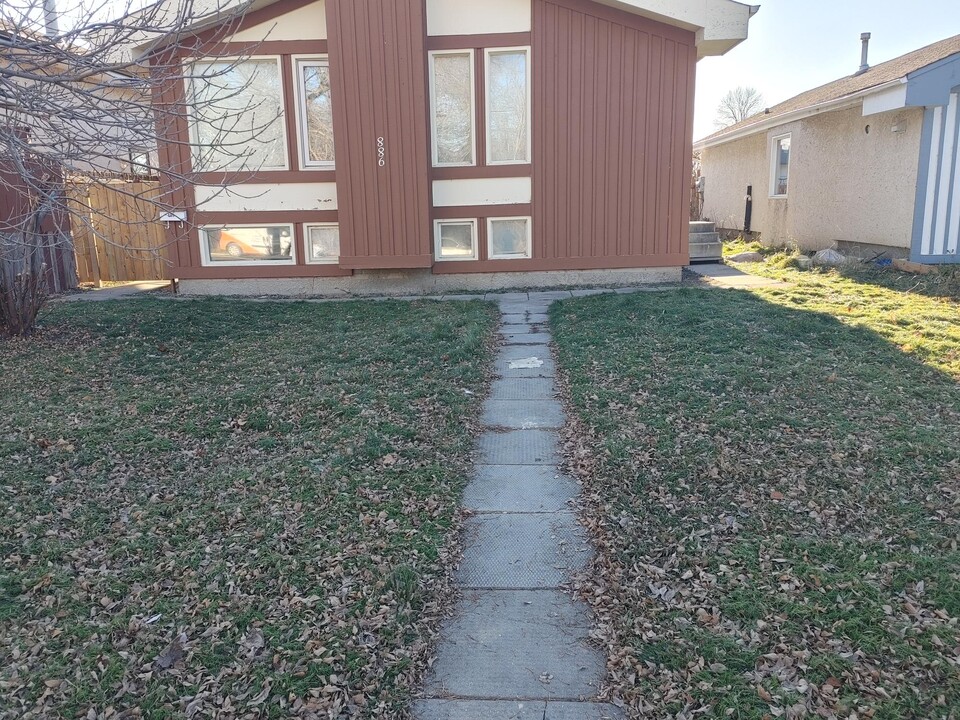886 Greencrest Ave in Winnipeg, MB - Building Photo