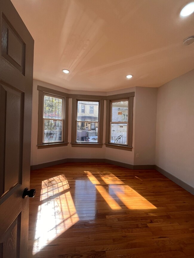 206 Myrtle Ave, Unit 1 in Jersey City, NJ - Building Photo - Building Photo