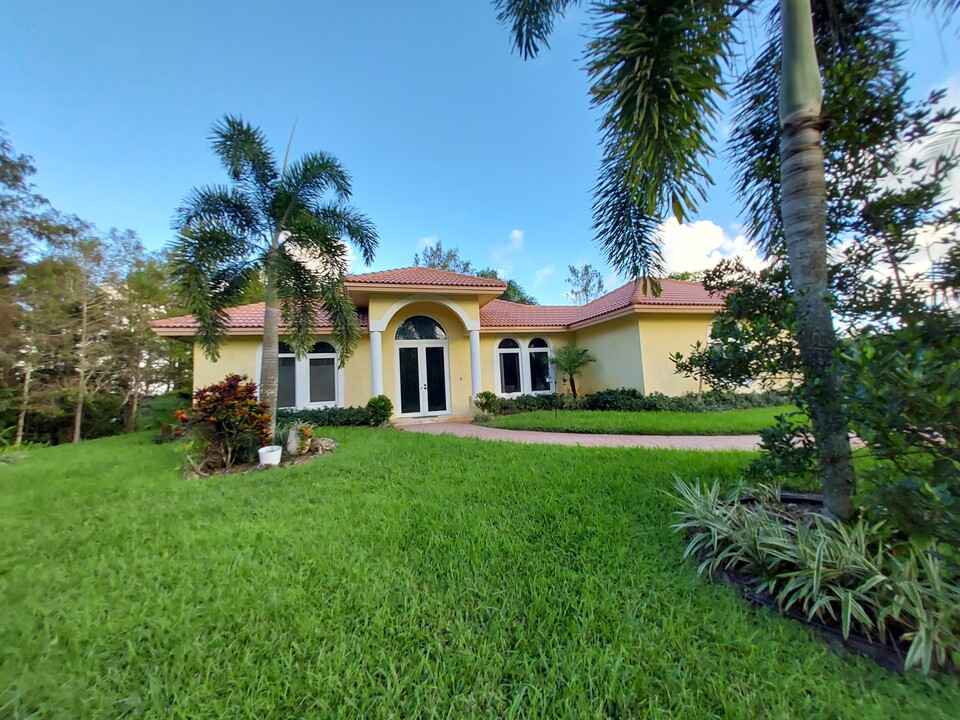 5862 Homeland Rd in Lake Worth, FL - Building Photo