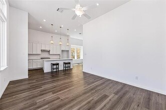 214 Woodson St in Irving, TX - Foto de edificio - Building Photo