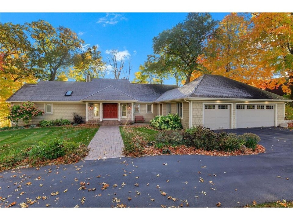 2648 Casco Point Rd in Wayzata, MN - Building Photo