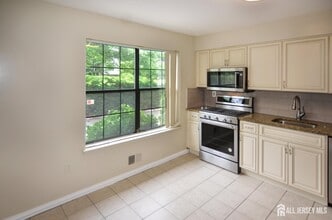 202 Hidden Village Dr in Perth Amboy, NJ - Building Photo - Building Photo