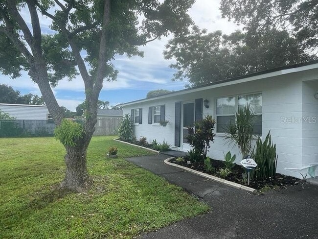 9244 Cyril Ct in Spring Hill, FL - Foto de edificio - Building Photo