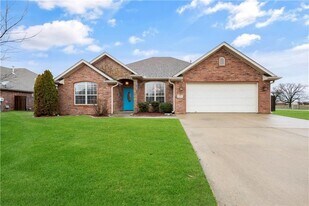 102 Skinner St in Centerton, AR - Building Photo