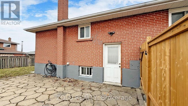 860 Sanok Dr in Pickering, ON - Building Photo - Building Photo