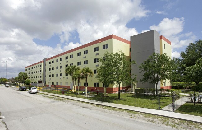 Sierra Lake Apartments in Miami, FL - Building Photo - Building Photo