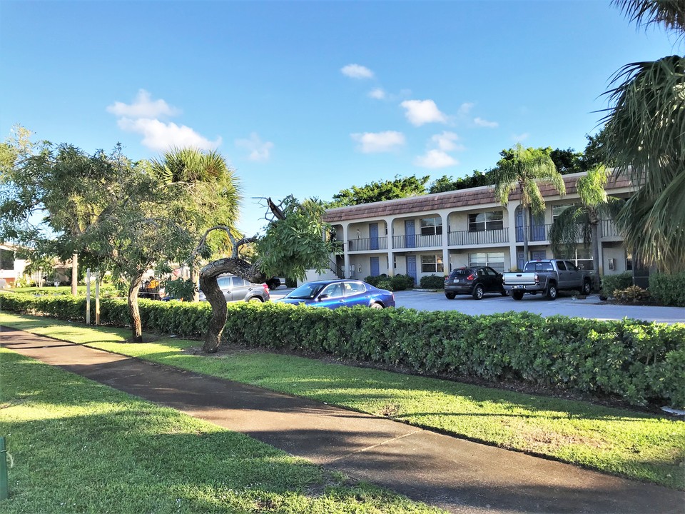 Caribbean Apartments in Boca Raton, FL - Building Photo